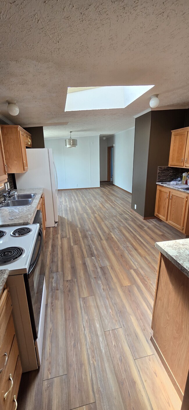 Building Photo - 619 8th St