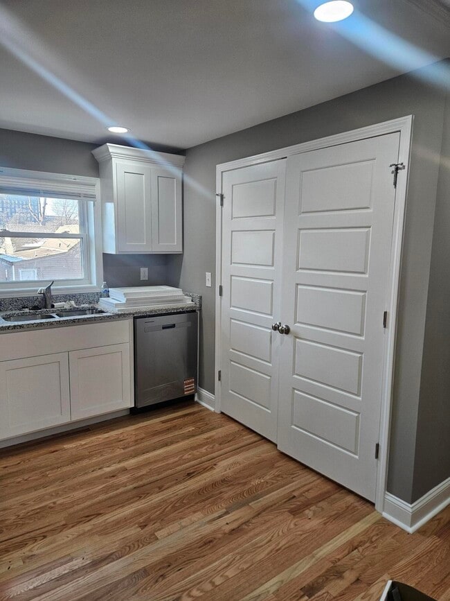 Building Photo - 402 Gunn St