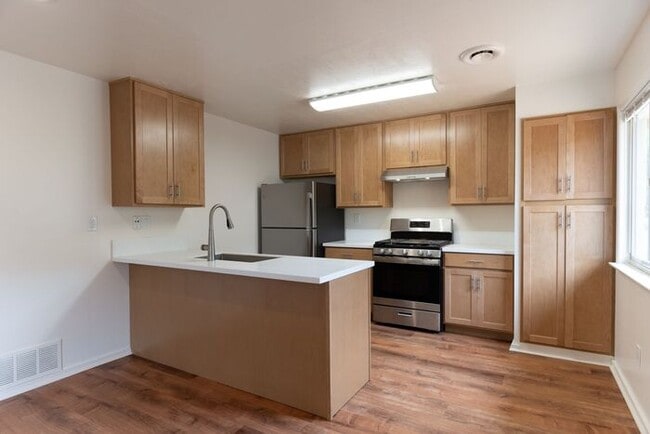 Building Photo - 2 Bedroom in Marina with Private Yard!