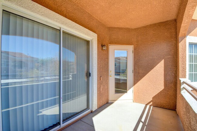 Building Photo - Beautiful / Spacious / Two Bedroom Condo /...