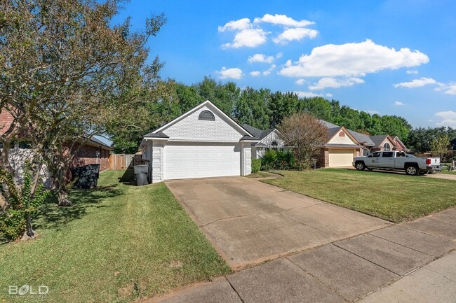 Building Photo - Check Out this 4 bed 2 bath