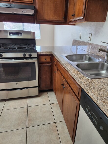 Kitchen - 28323 Hillfield Ln