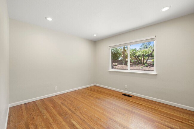 Building Photo - Spacious Menlo Park Retreat with 6 Bedroom...