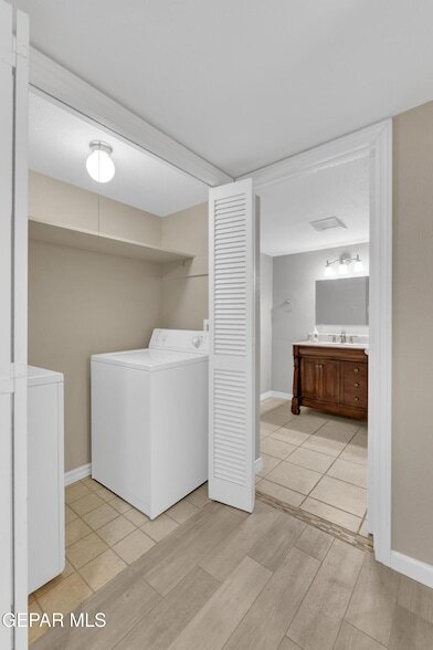 Building Photo - 350 Thunderbird Dr