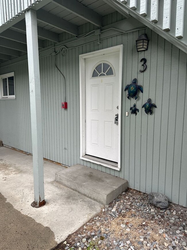 Building Photo - 1 BR/1 B near shopping center, UMED, and the Military base JBER.