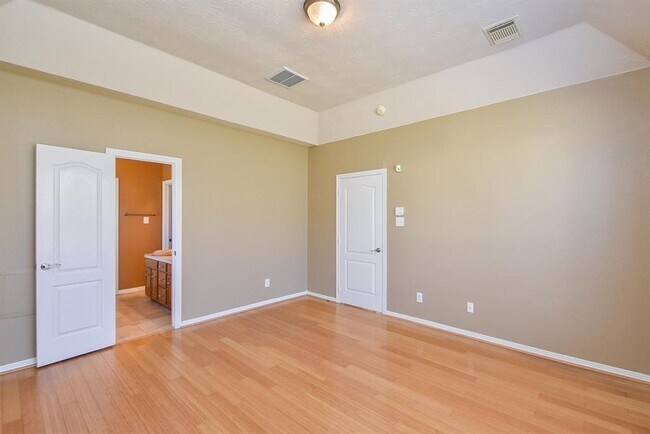 Building Photo - 2811 Little Spring Cir