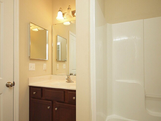 Building Photo - "Hamptons On High"- Gorgeous 4 BD 4 BA TOWNHOUSE