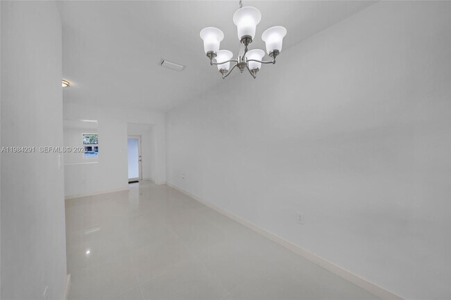 Building Photo - 27 Suffolk Ave