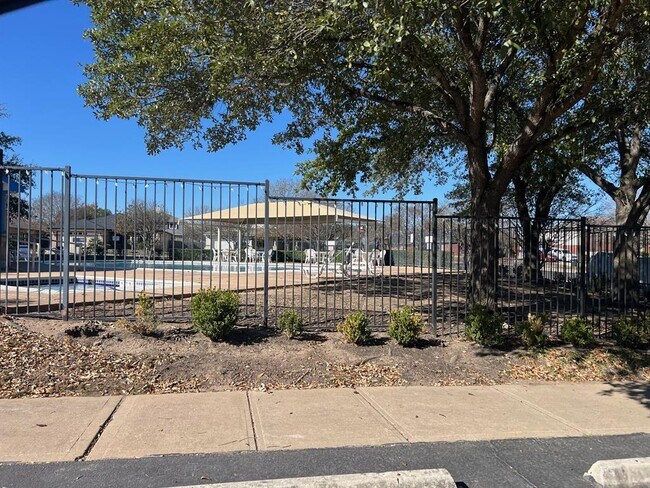 Building Photo - 120 Salado Dr