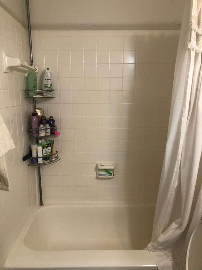 Building Photo - Amazing 1 bed 1 bath with off street parking.