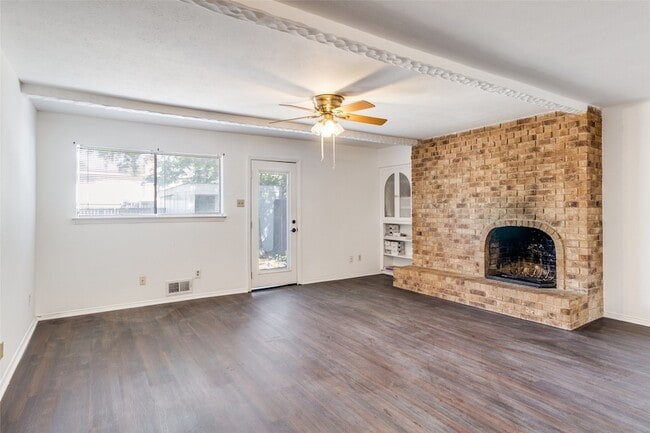 Building Photo - 15825 El Estado Dr