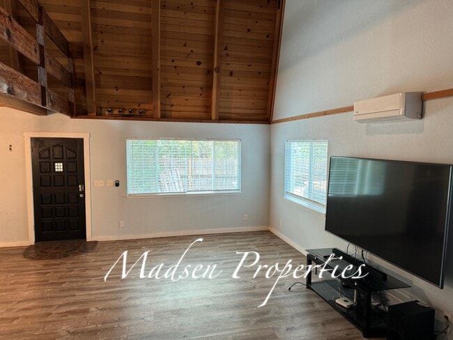 Building Photo - 20 Fairhill Dr