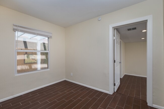 Building Photo - 1646 E Indianola Ave