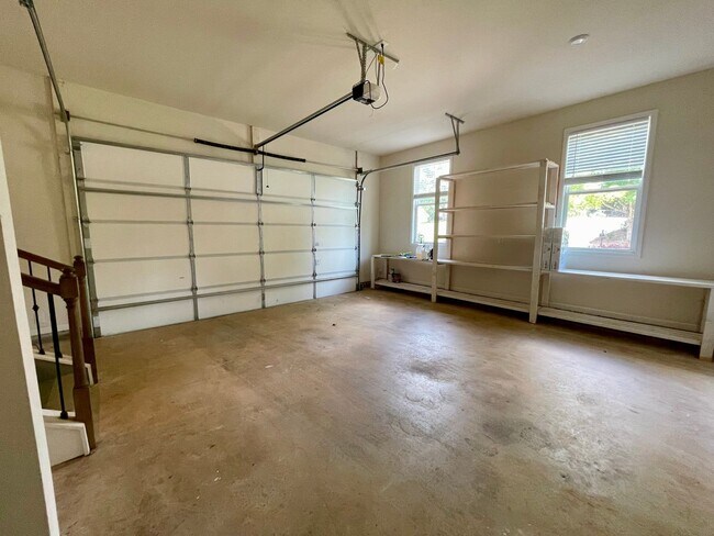 Building Photo - Gorgeous 5 bedroom 3.5 bath home in desira...