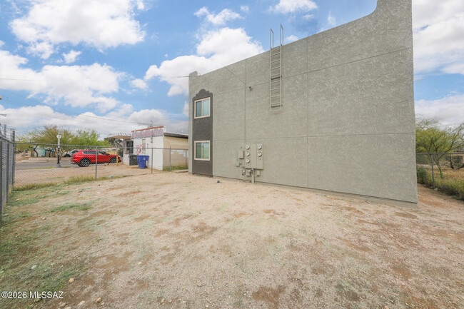 Building Photo - 312 E 24th St