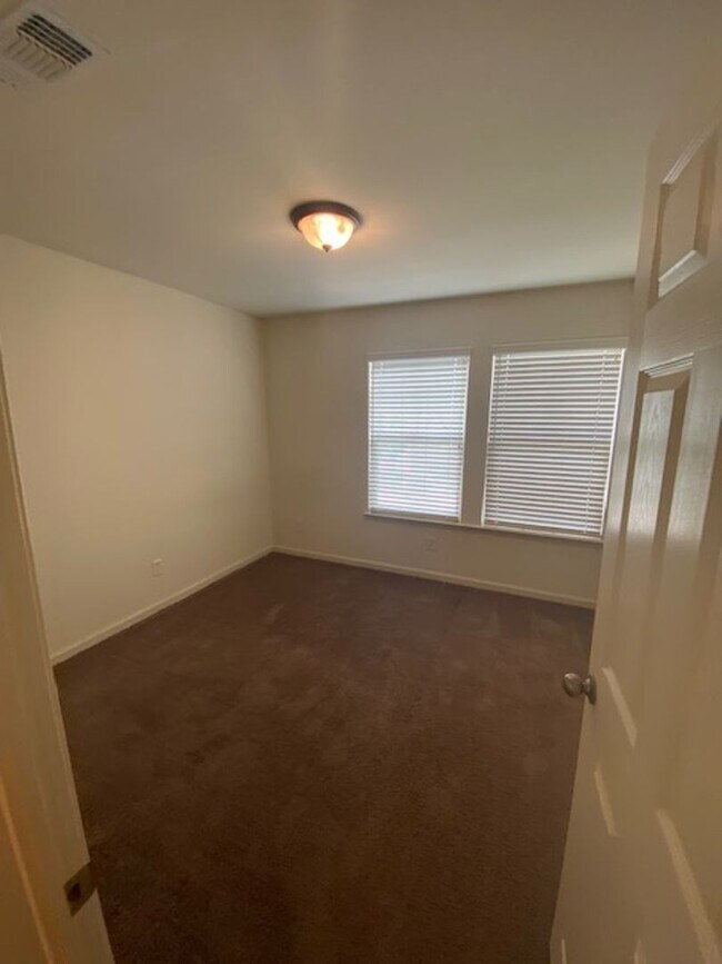 Building Photo - Rare Find in Lincoln!  Spacious 3 Bedroom 2.5 Bath Home Walking Distance to the Park