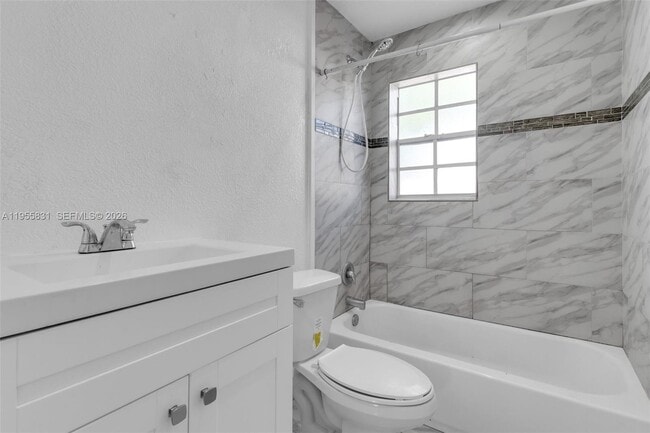 Building Photo - 2921 NW 6th Ct