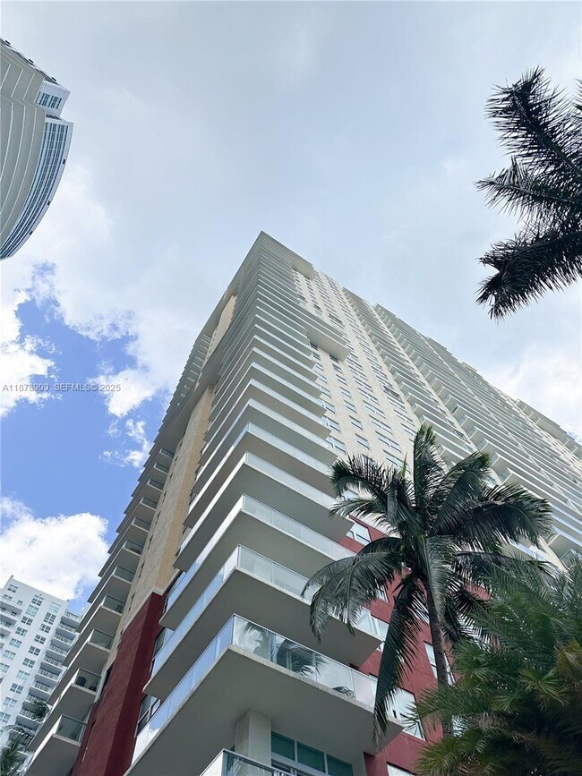 Building Photo - 1155 Brickell Bay Dr