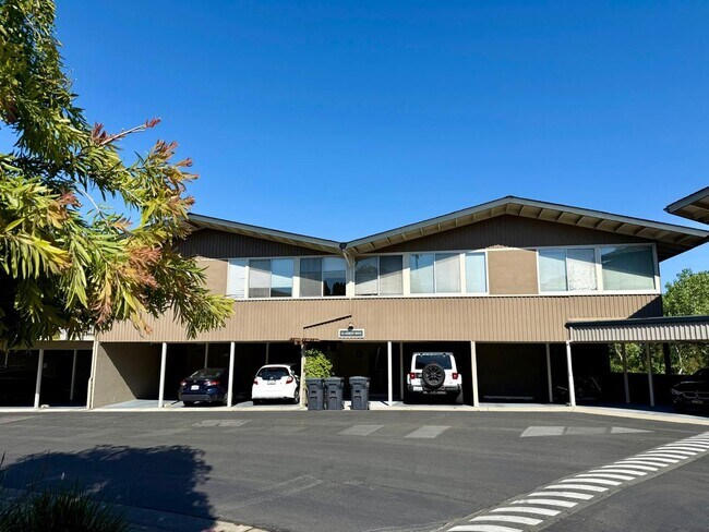 Building Photo - BEAUTIFUL UPPER 3BD/2BA UNIT PLUS BONUS ROOM. TIBURON CONDO. MT.TAM VIEWS!