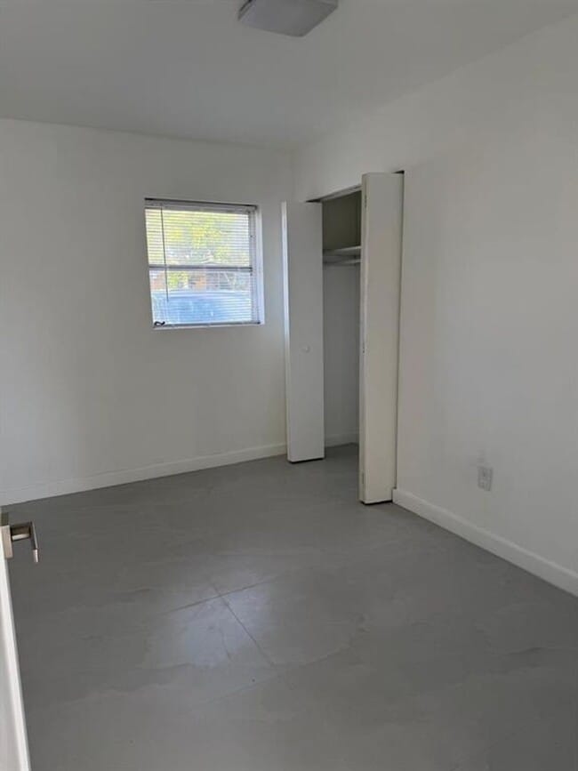 Building Photo - 1054-1058 SW 2nd Street 1056, Hallandale Beach, FL 33009