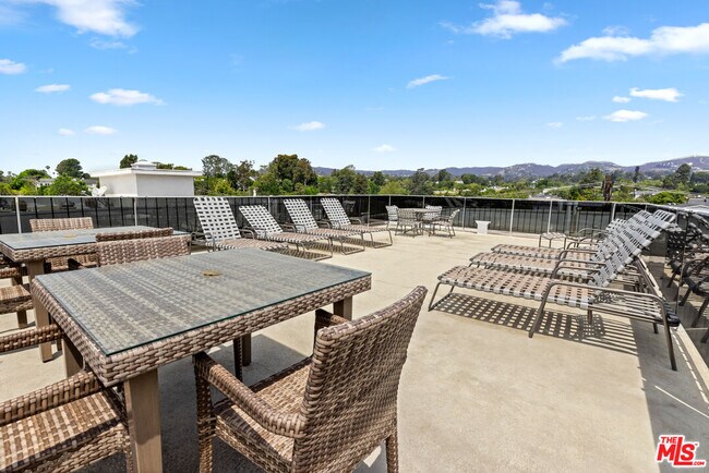 Building Photo - 12115 San Vicente Blvd