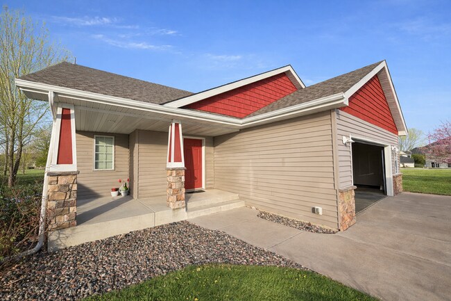 Building Photo - Beautiful 4bed 3bath Single Family Home In Sartell
