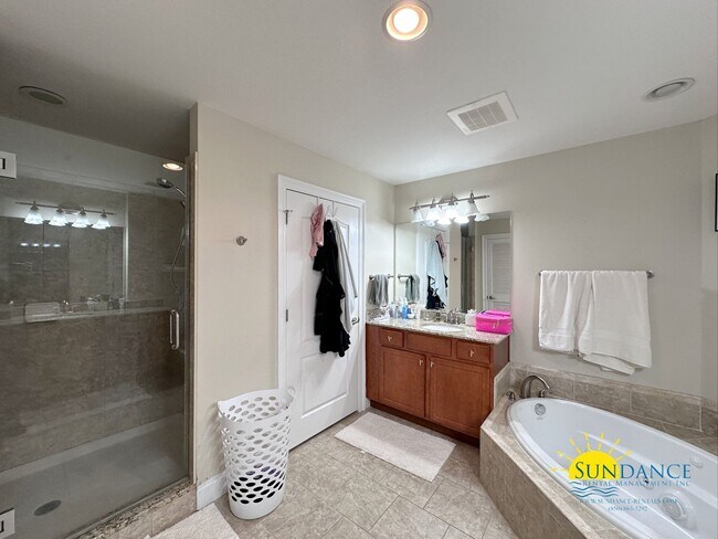 Building Photo - Stunning Waterfront 3 Bedroom Condo at Presidio Yacht Club!