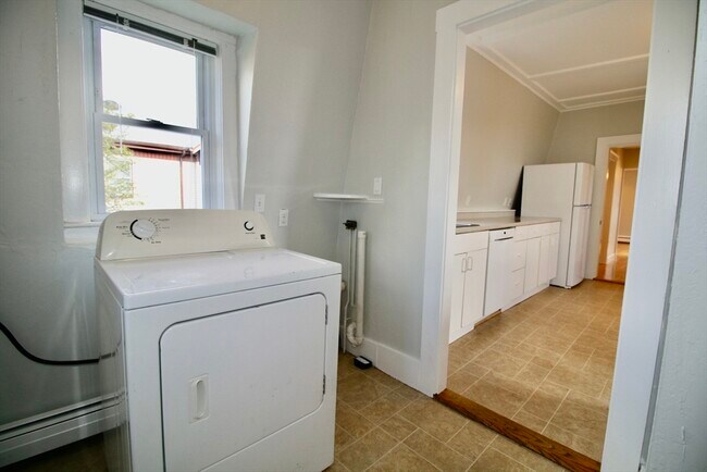 Building Photo - 2 Forest St