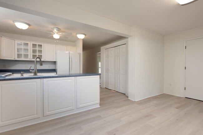 Building Photo - Students Welcome