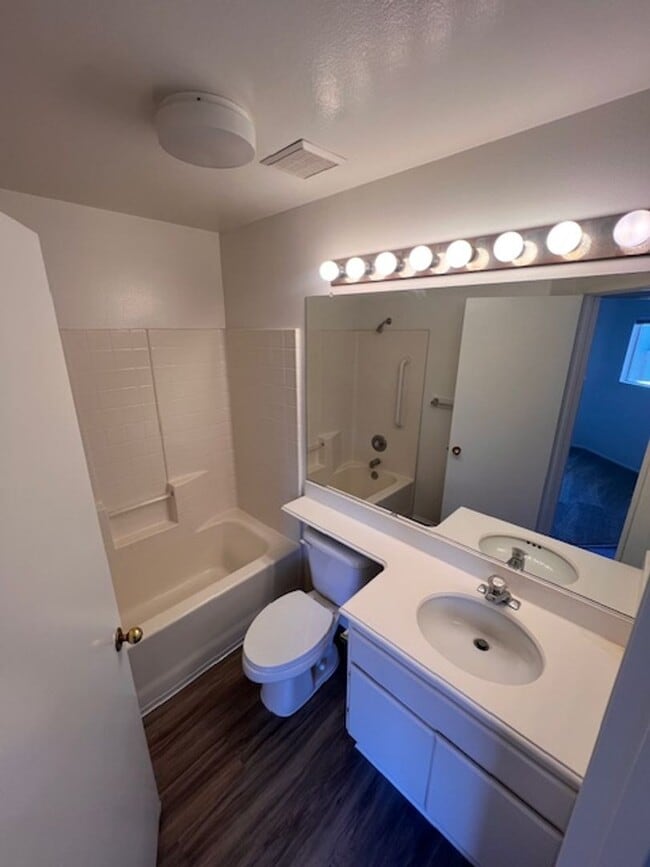 Building Photo - Spacious 2 Bedroom, 2 Bathroom Town Home w/ Attached Garage! Andria of UTC