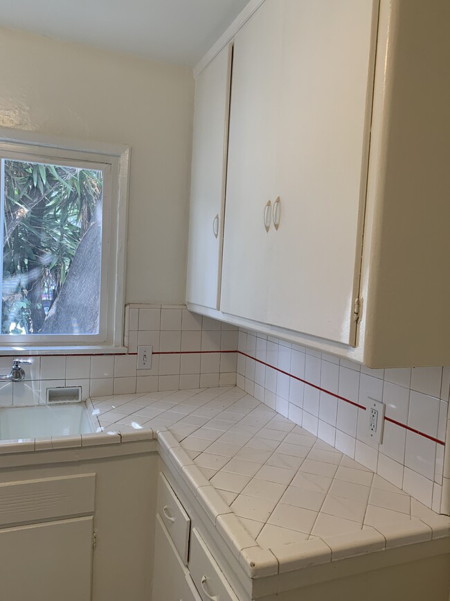 Building Photo - 408 N Doheny Dr