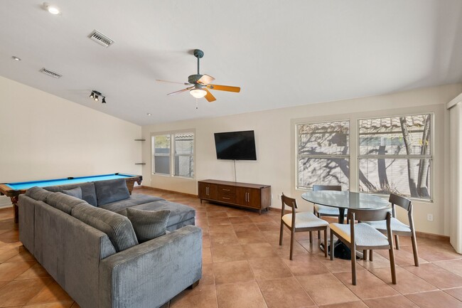 Building Photo - Charming Semi-Furnished Home in Oro Valley...