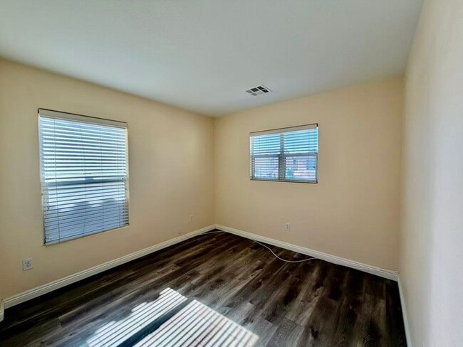 Building Photo - Well-maintained two-story home