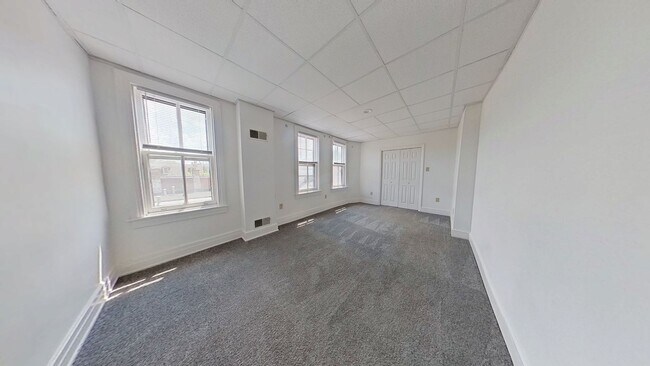 Building Photo - Spacious One Bedroom Apartment