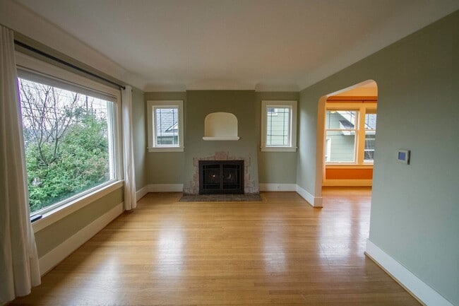 Building Photo - Beautiful Maple Leaf Home