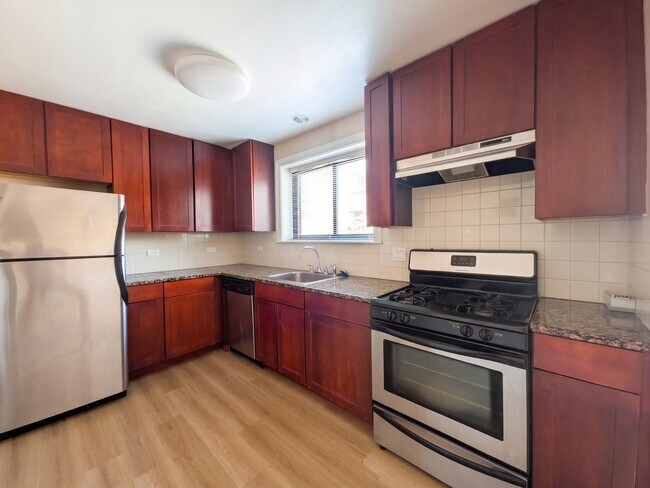 Building Photo - 2704 W Lunt Ave