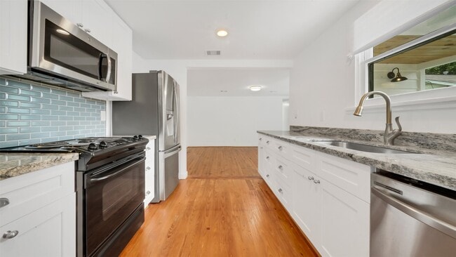Building Photo - 129 E 31st 1/2 St