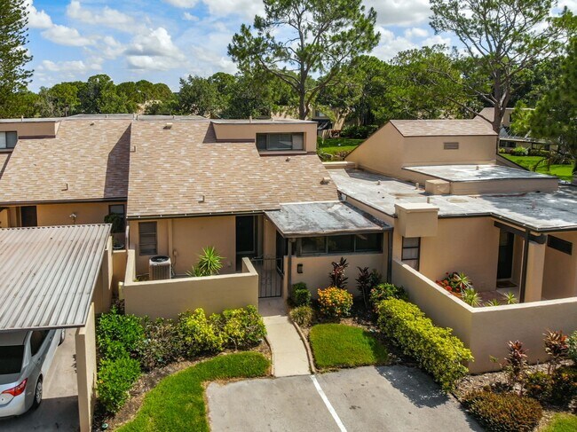 Building Photo - RARE 3 BEDROOM/ 2 BATH IN THE HIGHLY DESIR...
