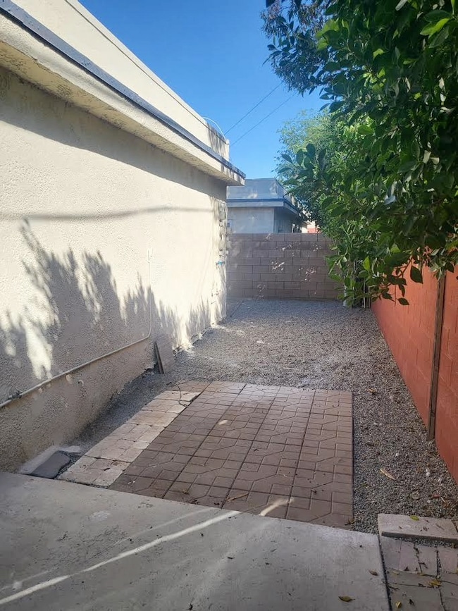 Building Photo - "Chic Palm Springs Retreat: 2BR/2BA"