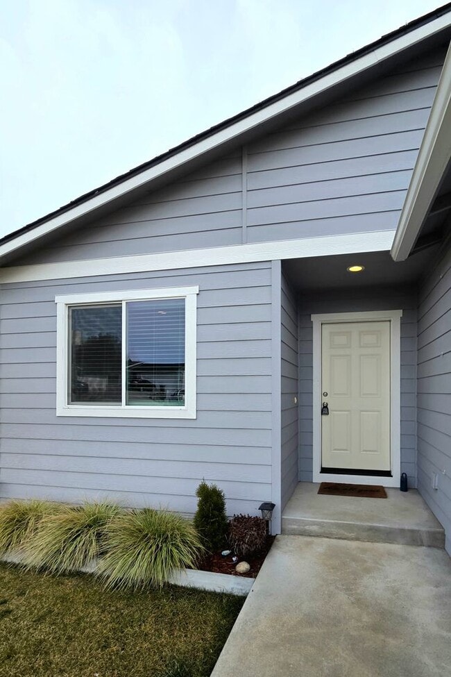 Building Photo - Modern 3 Bed / 2 Bath Rambler | Fully Fenced Yard + 2-Car Garage | Newer Neighborhood