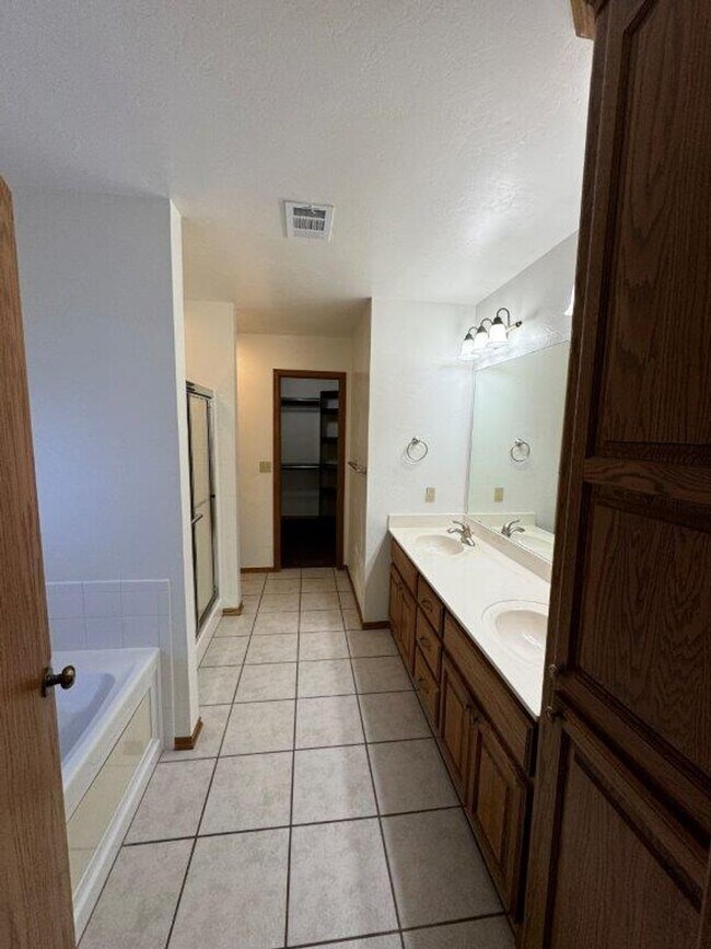 Building Photo - 4 bed, 2 bath ,3 car with storm shelter! B...