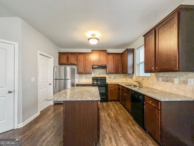 Building Photo - 166 Daisy Cir