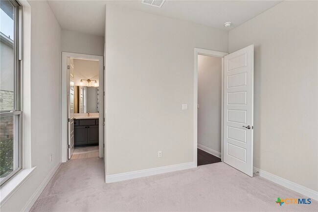 Building Photo - 402 Gulfton St
