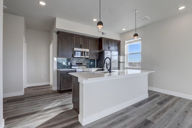 Building Photo - Modern 2 bedroom 2 bathrooms available in ...