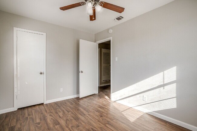 Building Photo - Charming 2-Bedroom Duplex- Recently Updated!