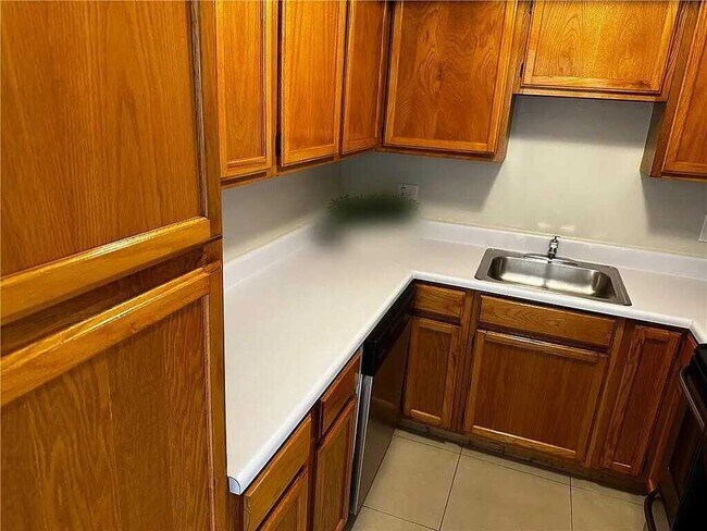 Building Photo - 105 S Riverside Dr