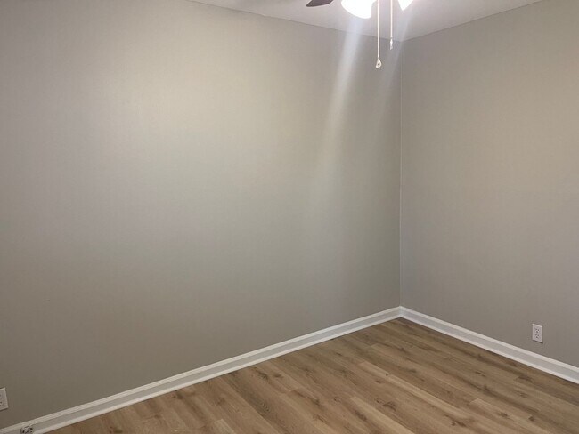 Building Photo - 2 bd 1 ba duplex in a Great Location