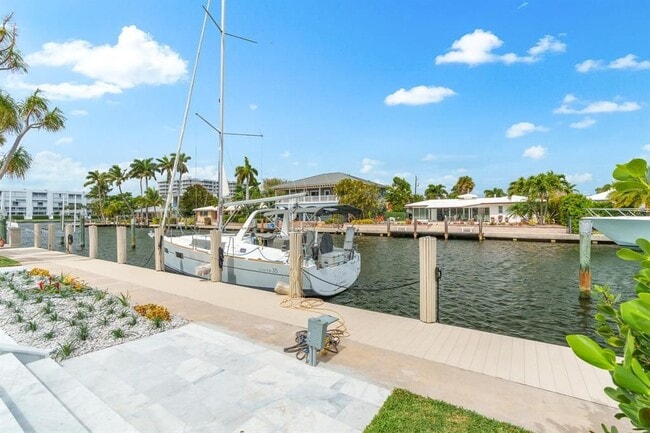 Building Photo - 273 Tropic Dr