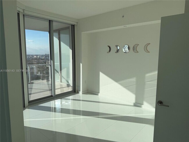 Building Photo - 851 NE 1st Ave