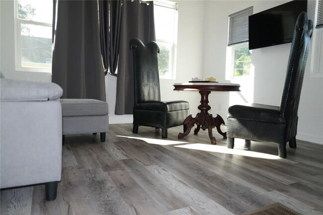 Building Photo - 1025 7th St S